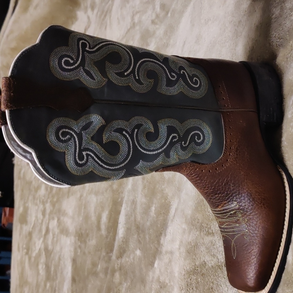 Like new women's Ariat boots.